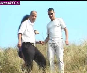 Terwijl de race autos met gierende banden door de bocht scheuren, is Anja bezig met twee geile mannen. Ze rukt zijn gulp los neemt de slappe lul in haar hand en begint te pijpen. 