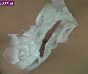 orang ini merasa super horny kemaluan rambut pada wanita cantik bercukur. whiteh cream pada pus pirang, ia menarik rambut kemaluan berjarak.