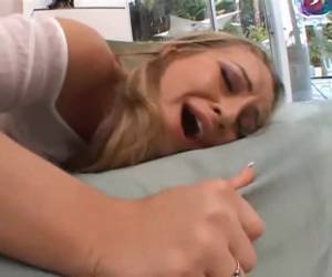 Negao enrabando gostosa safada loirinha gata tomando pau no cu enfiando piroca no rabo gemendo de dor e tesao tomando rola atras