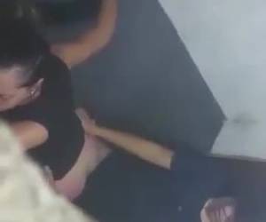 Porno caseiro em festa da faculdade. O cara flagrou a novinha fodendo com seu amigo da turma. O cara fez o video e a novinha nem viu que estava sendo