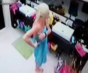Video porno com Clara loiraÃ§a do BBB 12 tomando banho peladinha, essa loira safada nÃ£o se intimida com as cameras no banheiro e fica mostrando essa sua bunda