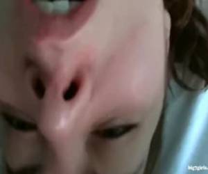 Seine junge Freundin steht auf hartes poppen, und besonders, wenn sie ganz tief in den Hals gefickt wird. Ein Kehlenfick treibt sie einfach in den Wahnsinn