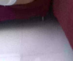 Richtig heiß ist diese süße Blondine auf ihre Dildos. Mehrmals am Tag masturbiert sich das immer geile Mädchen am roten Sofa ihre triefnasse Muschi zu Orgasmus