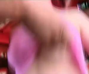 Bruno, vieze ouwe sexmaniak! Weer een slachtoffer gemaakt in de stripclub. Suzi is danseres in Club Havana en doet aan paaldansen. Hoe Bruno het doet weet ik niet maar hij weet zelfs de mensen die hem walgelijk vinden zover te krijgen dat ze met hem wille 