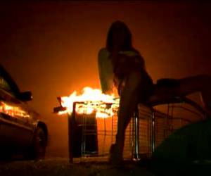 questa cornea prostituta seduti fuori a un fuoco nel bosco, quando un ragazzo arriva di corsa e la sua bella e iniziare a dito cazzo. decide lui per ricompensarlo whiteh un pompino e lo porta ad un climax!