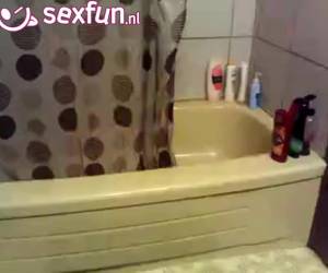 birlikte banyo sahnesinde banyoda zaten, onu adam da oturmak istiyor gibi tıraş, onun bacak ve kedi. banyo ve it.together banyo sahnede adil koşmak belgili tanımlık webcam bırakmak için çıplak olmaya başladı