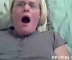 yoğun orgazm whiteh bir elektrikli vibratör onu klitoris ve onun kıçını aletinden mi bu kadın ready.intense orgazm çığlığı