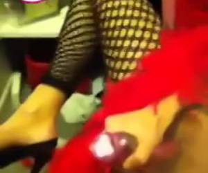 Zij komt niet uit de kast, maar mastubeerd met een vibrator tot ze klaar komt in de kast.Mastuberen met een vibrator in de kast 