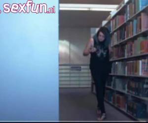 в библиотеке перед вебкамерой, показывает девушке ее брюки pocfuck и демонстрируя ее голые задницы и tits.in библиотеки перед вебкамерой пусть де