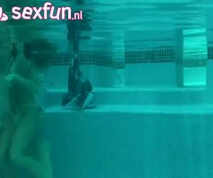 Het geile naakte meisje, trekt de stijve lul van de oudere man af en laat haar kut onder water neuken.Het meisje laat zich onder water neuken door de oudere man 