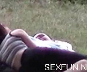 Tja daar liggen ze dan op een grasveldje en wordt die knul stiekem afgerukt, helaas voor hun wisten ze niet dat ze opgenomen werden. Wankers! Even lekker rukken op het grasveld 