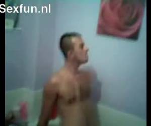 Dronken studente wordt geneukt in bad