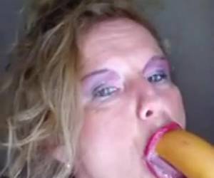 Lentamente deixe o vibrador grande vovó tesão até na sua boca resvalar enquanto eles word.de filme com tesão vovó leva grande pênis todo o caminho em sua boca