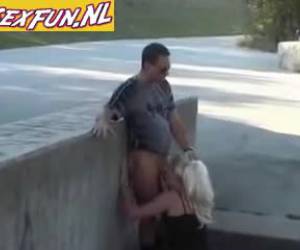 perché hanno bisogno dei soldi è necessario che questa puttana esteso il suo campo di lavoro al parco dove gli uomini per pochi euro si desidera say.prostitute vogliono dire di fuori di un cliente