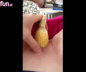 slurps whiteh üzerinde bir mısır kayma onu kel kedi üzerinde yavaş yavaş, mısır ve o mastürbasyon movieing whiteh onu mobile.mastubate whiteh üzerinde bir mısır olduğunu