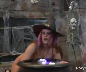 Deze Geile halloween hoer vuist neukt haar anus en masturbeert extreem met sex toys haar kale kut en grote anus.Geile halloween hoer vuist neukt haar anus 