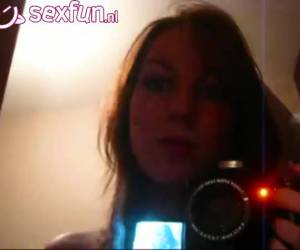 ciò che un bel corpo, questa ragazza adolescente cornea. che lei sa troppo e lei fa un video sexy di se stessa nella mirror.sexy dei video di una ragazza cornea.