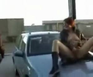 Daar ligt ze dan met haar benen wijd te masturberen op de motorkap van een auto, komt in eens de eigenaar van de auto aanlopen, oeps sorryOoops betrapt 