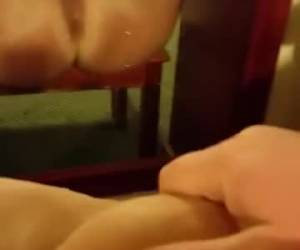 seu bichano calvo dedilhado em frente do espelho, que fica uma pulverização orgasm.fingering ela obtém um orgasmo pulverização