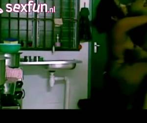 azgın hint Çift mutfakta sikiyor azgın hint Çift mutfakta, kocası sonra onun ilk kez pişirme sırasında sikikleri film. azgın hint Çift mutfakta sikiyor