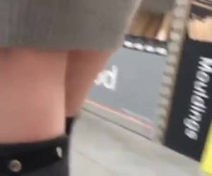 zu fuß durch den laden, sie zeigt ihren nackten po während she film werden zu fuß durch den laden, sie zeigt ihren nackten hintern zu sehen