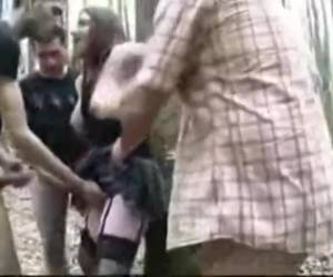 chcą powiedzieć w lesie przez wielu kurki fuck i dostaje spermy w jej twarz