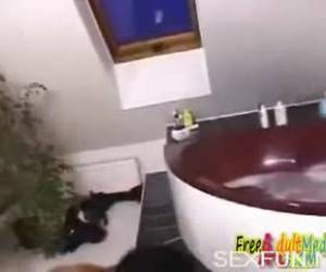 musta kukko blowjob mukava imeä ja saada kova musta kukko, tämä tyttö on hänen kädet täynnä ja imee tuntea kokonaan drowsy.black kukko blowjob