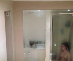 estudante secretamente filme enquanto mastubatingg e pronto a vir sob o shower.student secretamente filme enquanto tomando banho e mastubatingg