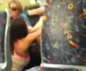 De jongeman is de meiden stiekem aan het filmen. Betrapt tijdens het beffen in de trein. De jonge lesbiënnes krijgen het pas door wanneer hij een opmerking plaatst.Jonge lesbiënnes betrapt tijdens het beffen in de trein 