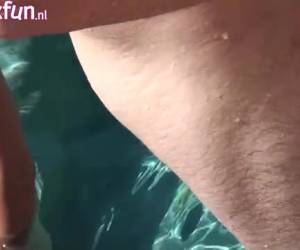 Um grupo de bizarro teens sexy tem uma piscina selvagem festa, roupa de banho é proibida. essa palavra tão rapidamente em uma orgia de piscina. fodido jovens garotinhas por galos difíceis e belas garotas que têm do outro bichano cunnilingus.wild p