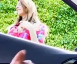 die hookers beobachten den mann seinen steifen schwanz in seinem auto zieht bis er fertig.
