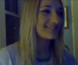 beh, sì giovane, ma in ogni caso, tuttavia, un adolescente. questa bella ragazza ci mostra le sue tette belle.