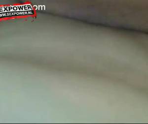 Ele fode a menina adolescente tesão dura e profunda várias vezes, seu pinto enorme sobe para suas próprias bolas em sua xoxota depilada.