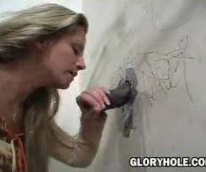 detta kåt blondin vill säga en stor svart kuk av en gloryholeee skjuts. skön avsugning till att stora kuk sprutar.