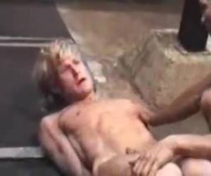 gay ter sido desobediente. o nó está no chão a espera do que está por vir.