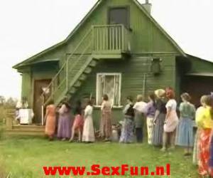 Het is een drukste van belang, deze twee mannelijke hoeren zijn erg populair een hoerenmadam zit voor de deur om al het geld te innnen 