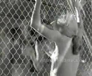 Angelina Jolie naakt is prachtig om te zien. Hier staat ze tegen een metalen hek aan en maakt ze een vriendin helemaal gek. 