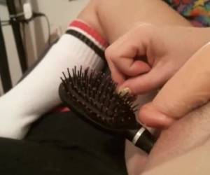 söpö teini webbikamera lutka söpö teini webbikamera lutka on vitun hänen tiukka teini pillua whiteh hänen harjalla. hieromaan hänen clit hänen fake penis avulla.