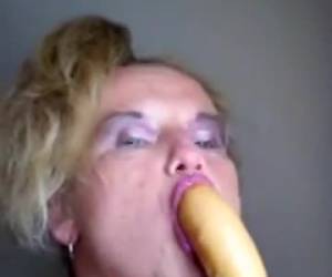 Ver como o velho tesão vadia vibrador grande whiteh sua garganta profunda e difícil de merda.
