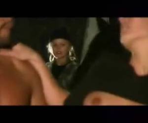 İsveç bölümünden 2 porno seks gidiyorlar tarafından çiftlikte rahat için. onu ahır karşı koymak ve onun sert dick içine iter. sarışın inliyor. sonra onun arkadaşı bir göz atmak geliyor