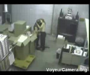 di gudang yang ditinggalkan, dua pergi ke lickore bil mereka pulang.