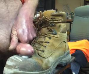 arriva sua grande gallo rigida masturbandosi è pronto suo grande gallo rigida masturbandosi ha finito le sue scarpe lavoro.