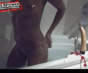 In bad voor de webcam stopt het geile zwarte meisje de vibrator in haar natte kut en mastubeerd, waarna ze haar naakte lichaam in zeept en wast. 