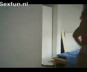 denna amatör hora låt hennes vackra kropp se dig genom webkameran. och gör du det?