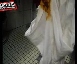 hän ripuli pitkin blowjob hänen shortsit kamera paska, hän pitkin blowjob hänen shortsit, paska valuu alas jalat maahan.