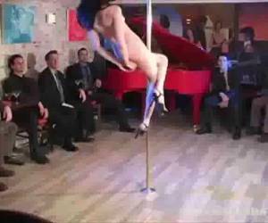 pole danseuse va sur le sit de visage