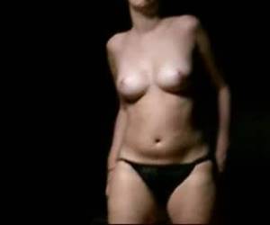 italian slut Italiaans sletje kleed zich uit voor jou 