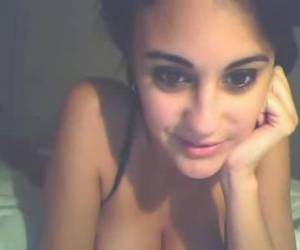 dear gadis cantik yang duduk di depan webcam dan strip sendiri perlahanlahan dari pakaian. apa dot besar! gadis manis bagus whiteh payudara besar
