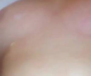 ihre sexy körper glänzenden mit sperma sie genießt ihren gangbang. ihre muschi schön und gefickt und jede menge sperma in den mund, auf ihre titten und in ihre muschi ein creampie... glänzend von sperma sie genießt ihren gangbang