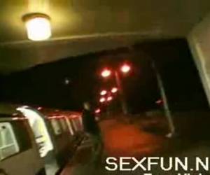 ett antal berusade kvinnor gå runt på stationen. tydligt under påverkan av alkohol få de konstiga stunts. i hemlighet visar de dig sin fitta. berusade kvinnor visar sin fitta att se på enheten